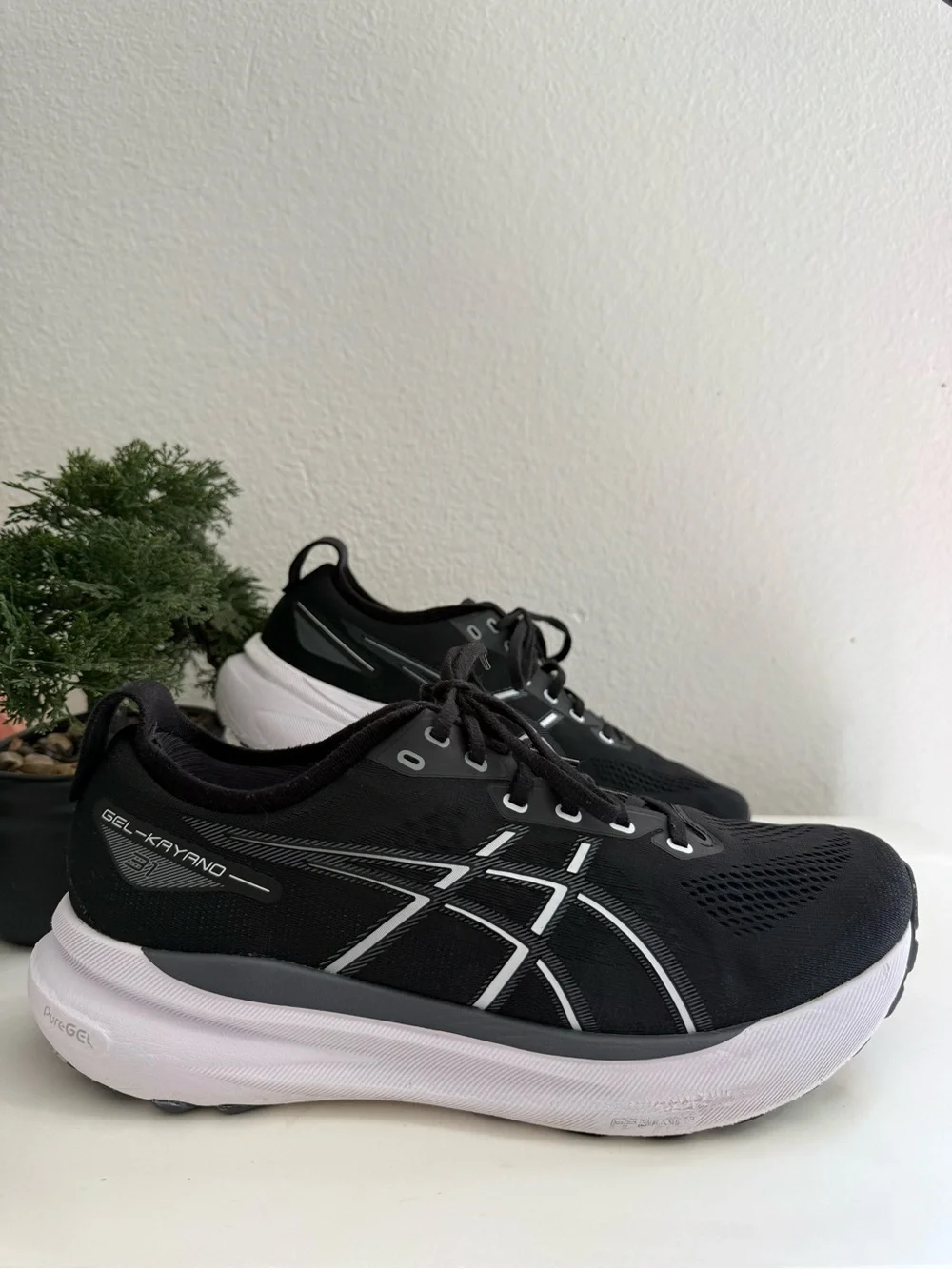 Asics Gel-kayano 31 women size 11 Black and White GEL-Kayano Athletic Shoes